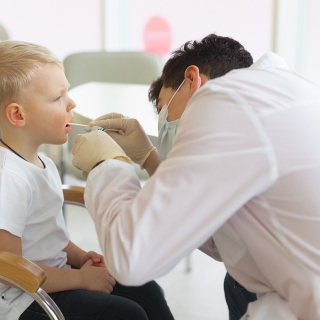 Гайд по ангине: тактика действий при острой боли в горле у ребенка