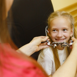 Почему у школьников падает зрение: интервью с детским офтальмологом