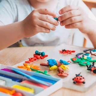 Почему логопед работает с руками. Сенсорные коробки.