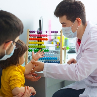 Дети и гаджеты: советы педиатра и психотерапевта