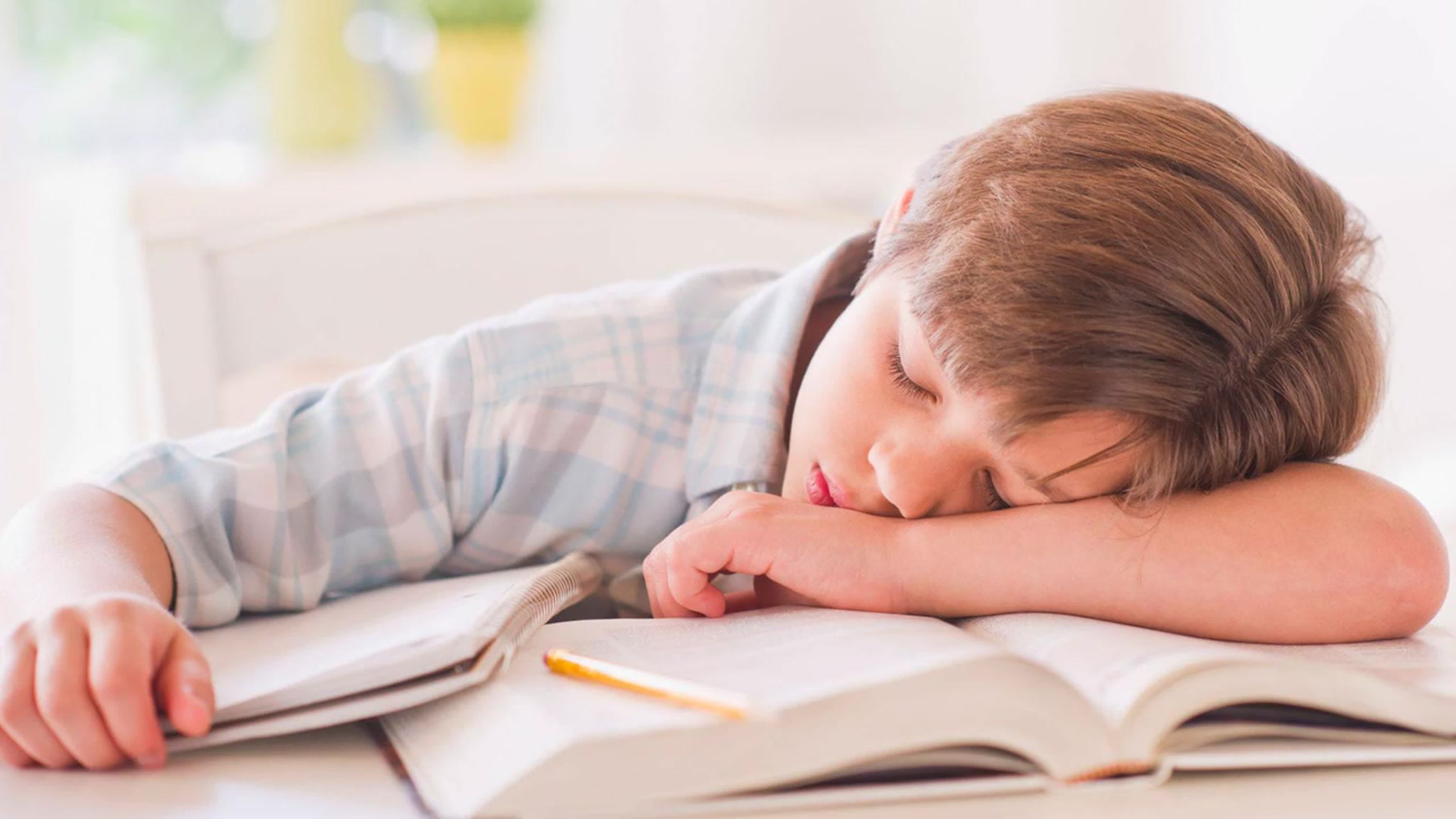 Дети считают что взрослые спать. Утомление детей. Ребенок устал.