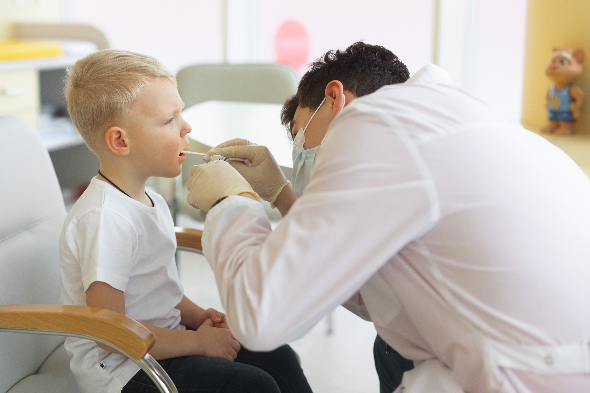 Гайд по ангине: тактика действий при острой боли в горле у ребенка