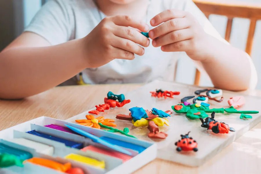 Почему логопед работает с руками. Сенсорные коробки.